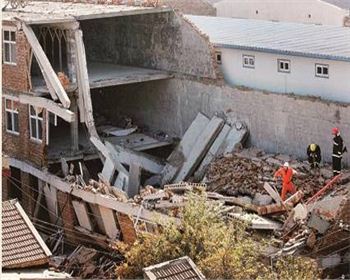 上海一廠房墻體發(fā)生倒塌 造成10人死亡